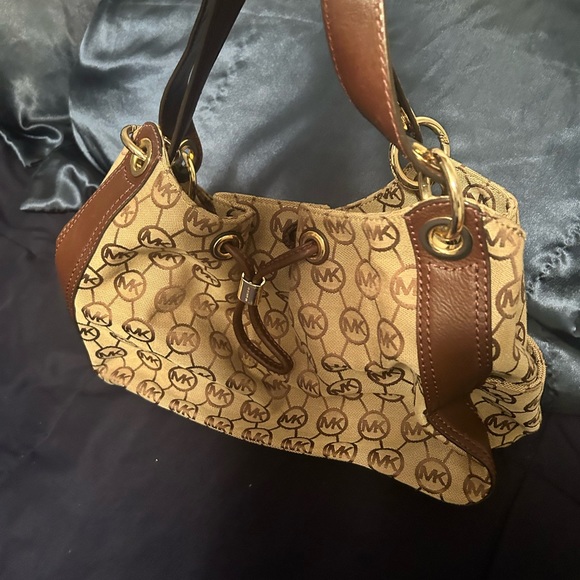 Michael Kors MUST HAVE - Picture 2 of 3